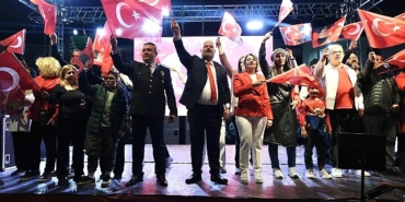 menemende-binler-cumhuriyet-askiyla-yurudu.jpg