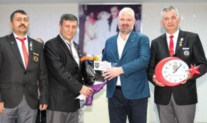menemende-ilk-iftar-sehit-aileleri-ve-gazilerle-TclUHdyd.jpg