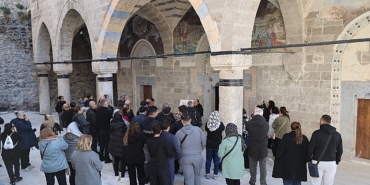 meryem-ana-kilisesi-yerli-ve-yabanci-turistleri-agirliyor.jpg