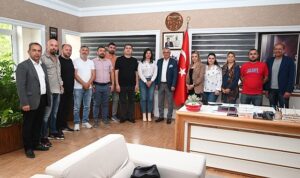 minik-futbolcularin-velilerinden-tesekkur-ziyareti-WIFWMEzK.jpg