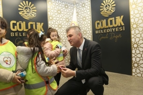 minik-ogrencilerden-baskan-sezere-surpriz-hediye.jpg