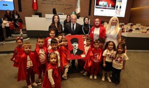 minikler-bayram-coskusunu-baskan-ozdemir-ile-paylasti-IS7aF7J7.jpg