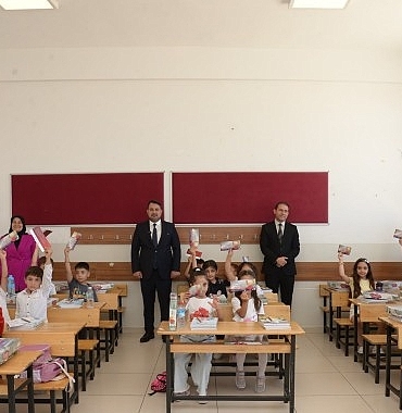 Miniklere Başkan Çırpanoğlu’ndan Eğitim Desteği ve Hediye Sürprizi