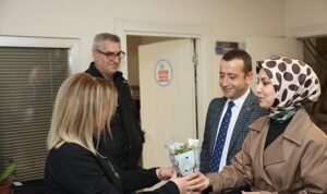 muharrem-tutustan-belsada-kadin-personele-cicekli-kutlama-fqDOpYsy.jpg