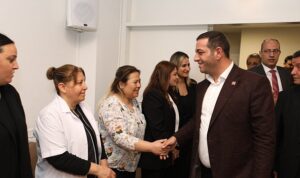 narlidere-belediye-baskani-erman-uzun-belediye-personelinin-ramazan-bayramini-kutladi-mOKsRYhb.jpg