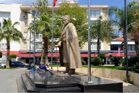 narlidere-belediyesi-ataturk-anitini-bakima-aldi.jpg
