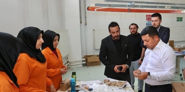 nevsehir-belediye-baskani-rasim-ari-nissa-buklet-fabrikasinda-uretimine-baslanacak-yeni-urunleri-inceleyerek-sirketin-uretim-ve-pazarlama-faaliyetleri-hakkinda-bilgi-aldi.jpg