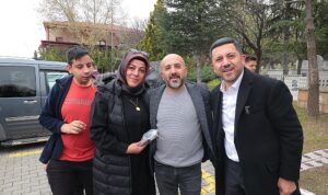 nevsehir-belediyesi-tarafindan-arife-gunu-mezarlik-ziyaretinde-bulunan-vatandaslara-yasin-i-serif-tesbih-ve-gul-nTlh7rRj.jpg