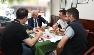 nilufer-belediye-baskani-sadi-ozdemir-sabah-erken-saatlerde-gittigi-mahalle-kahvesinde-vatandaslarla-cay-ve-Mj5zkpG6.jpg