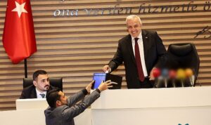 nilufer-belediye-meclisi-yeni-donemin-ilk-toplantisini-yapti-4WLMAqNj.jpg
