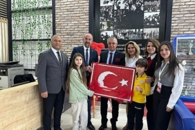ogrencilerden-baskan-topalogluna-turk-bayragi.jpg