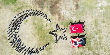 ogrencilerden-turk-bayragi-koreografisi.jpg