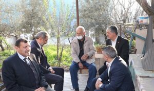 omeroglu-vekil-yilmazla-kapi-kapi-dolasti-zeJbf7iu.jpg