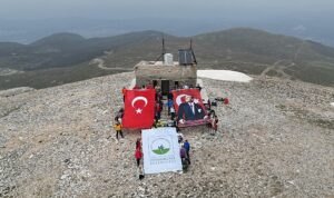 osmangazili-dagcilar-19-mayisi-uludag-zirvede-kutladi-8A8BiEq4.jpg