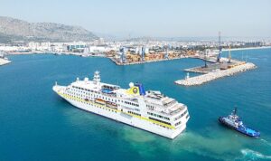 qterminals-antalya-limani-yilin-ilk-kruvaziyer-gemisi-olan-hamburgu-agirladi-8rQdNLOJ.jpg