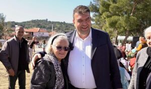 seferihisarda-emeklilerin-hesabina-2-bin-tl-yatti-HHM7hRQL.jpg