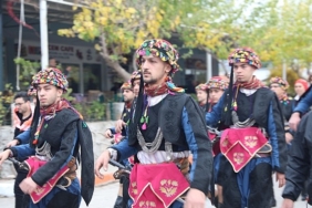 seferihisarda-zeytinin-hasat-zamanini-kutlamak-icin-orhanli-koyunde-festival-duzenlendi.jpg