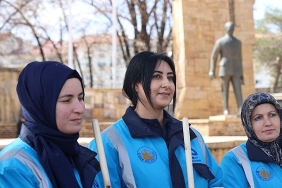 sehir-temizligine-kadin-eli-degdi.jpg