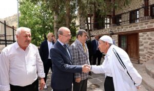 selcuklu-belediye-baskani-ahmet-pekyatirmaci-namaz-sonrasinda-vatandaslarla-hasbihal-etti-3IHB2kwV.jpg