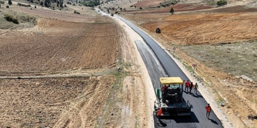selcuklu-belediyesi-surdurdugu-yol-genisletme-ve-sicak-asfalt-calismalari-ile-dis-mahallelerin-yol-kalitesini-ve-ulasim-konforunu-arttiriyor.jpg