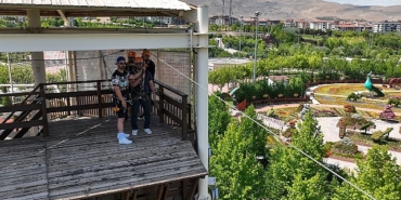 selcuklu-belediyesi-tarafindan-macera-tutkunlari-icin-kelebekler-vadisi-parki-icerisine-yapilan-macera-kulesi-acildi-alanda-yer-alan-zipline-kaytel-adrenalin-tutkunlarini-bekliyor.jpg