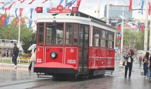 taksim-ve-istiklal-caddesinin-simgelerinden-nostaljik-tramvayin-yerine-elektrik-enerjisi-ile-calisan-bataryali-tramvay-w3m1mC1w.jpg