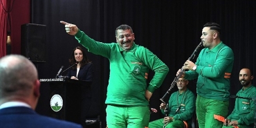 temizlik-iscileri-konser-verdi-dinleyenler-hayran-kaldi.jpg
