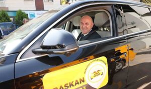 togg-daricada-taksi-oldu-baskan-biyik-vatandaslara-surpriz-yapti-baskan-taksi-ile-vatandasin-nabzini-fKBGyMP6.jpg