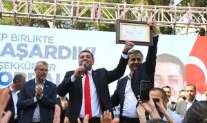 torbali-belediye-baskani-secilen-ovunc-demir-mazbatasini-alarak-bugun-gorevine-resmen-basladi-rUEegzxs.jpg