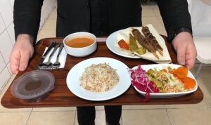 torbalida-ogrenciler-ve-emekliler-basta-olmak-uzere-vatandaslarin-hem-lezzetli-hem-de-hijyenik-yemeklere-OvTbwtaG.jpg
