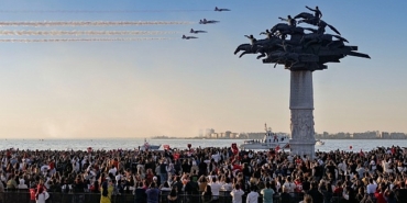 turk-yildizlari-gokyuzunu-kirmizi-beyaza-boyadi.jpg