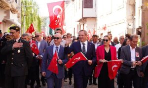 turkiye-cumhuriyetinin-kurucusu-gazi-mustafa-kemal-ataturkun-ayvalika-gelisinin-90inci-yil-donumu-kutlandi-program-OGj8PyvI.jpg