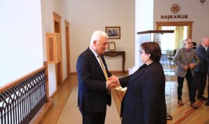 uretim-kooperatiflerinden-baskan-gurune-tesekkur-ziyareti-OFebSQGi.jpg