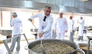 uskudarda-dev-kazanlar-ramazanda-iftar-icin-kayniyor-10-ayri-noktada-30-bin-kisiye-sicak-z9Tma2b4.jpg