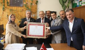 yahyali-belediye-baskani-esat-ozturk-mazbatasini-alarak-belediye-baskanliginda-ucuncu-donemine-resmen-basladi-MDWSWdxU.jpg