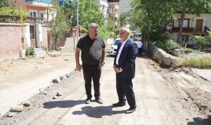 yahyali-belediyesi-ilcede-bozulan-yollarda-duzenleme-yaparak-asfaltlanmaya-hazir-hale-getirmeye-devam-ediyor-NUXkxCYc.jpg