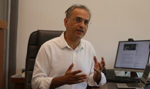 yapay-zeka-issizlik-endisesini-tetikliyor-yapay-zeka-mavi-yakalilardan-sonra-beyaz-yakalilari-tehdit-ediyor-KA5au45e.jpg