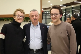 yeni-yila-kutuphanede-giren-ogrencilere-baskan-buyukakindan-surpriz.jpg