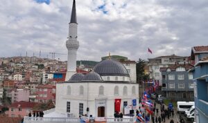 yeniden-insa-edilen-uskudar-kiroglu-cami-ibadete-acildi-P2UzLWMr.jpg