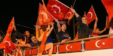 yenisehir-belediyesi-cumhuriyet-korteji-duzenledi.jpg