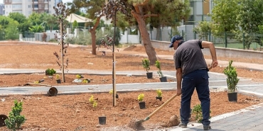 yenisehir-belediyesi-kenti-yesillendirmeye-devam-ediyor.jpg