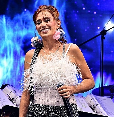 Yıldız Tilbe, Kıbrıs’ta 2 bin davetliye unutulmaz bir gece yaşattı!